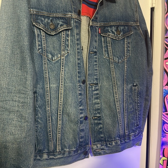 Men’s Vintage Levies Denim Jacket with red and blue stipe across back. Size XL - Picture 3 of 4